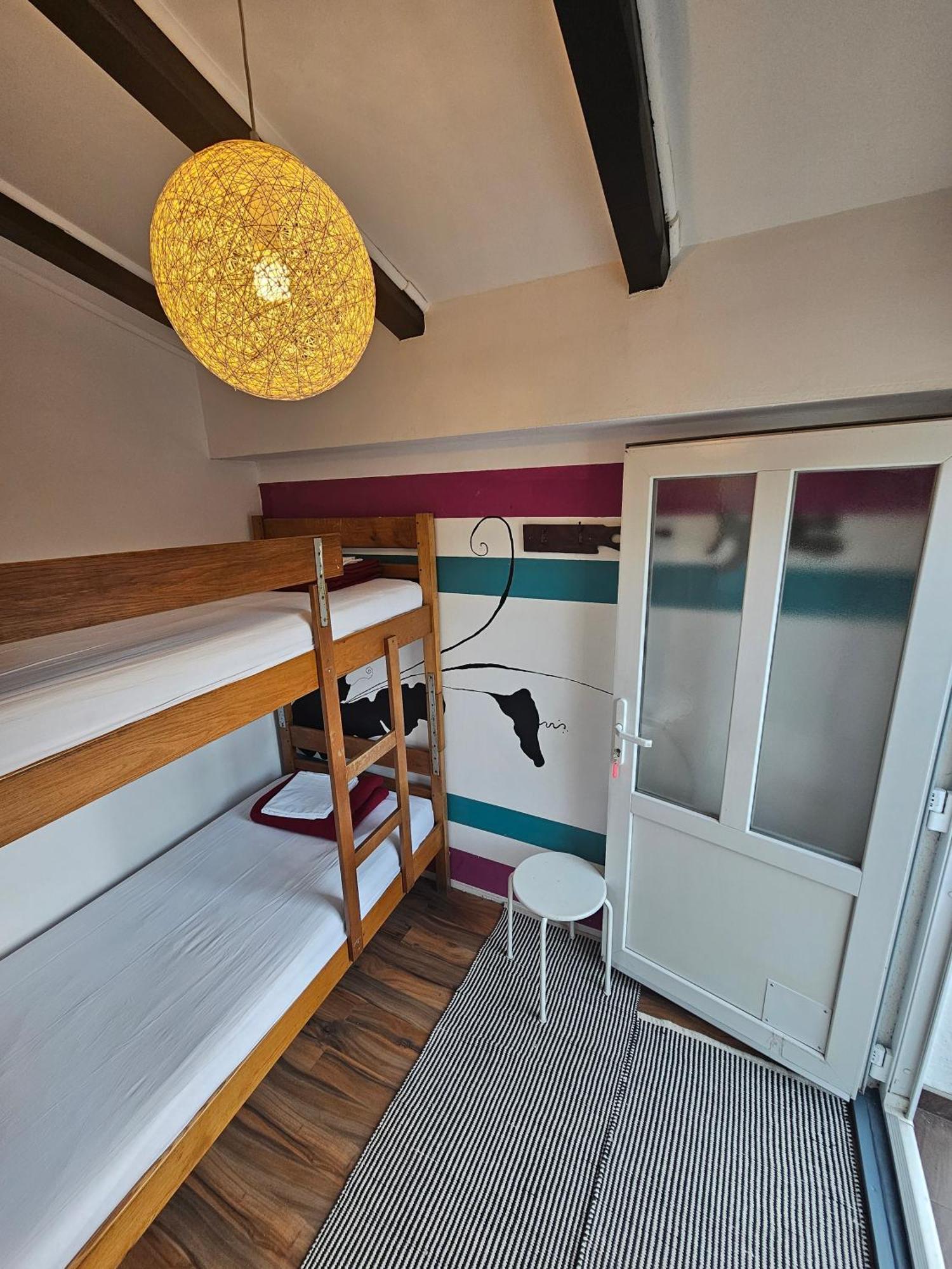Hostel The Lazy Monkey & *